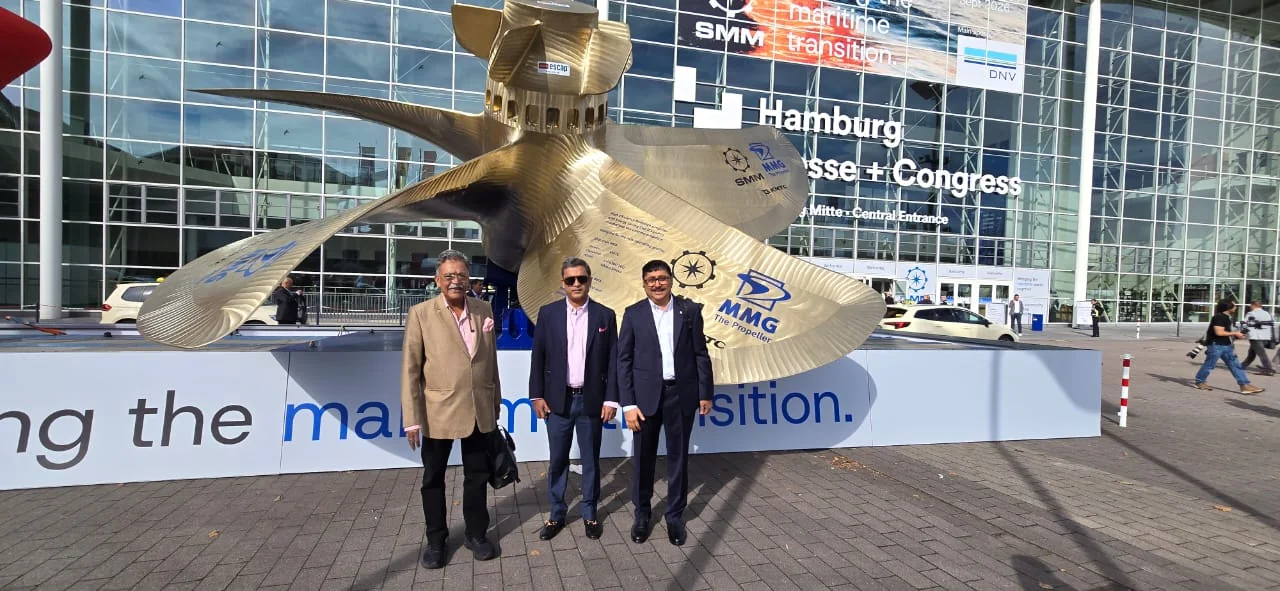 ASMACS Group leadership at the SMM Hamburg 2026 central entrance with the MMG propeller, Hamburg Messe und Congress